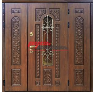 дверь парадная с арочной стеклянной вставкой и кованым элементом